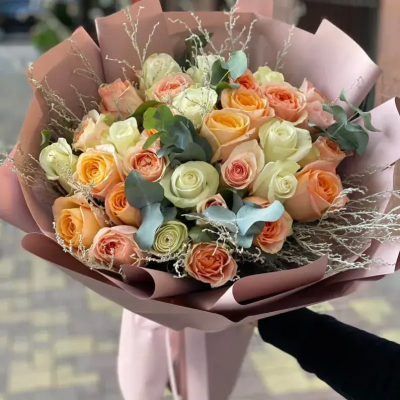 Букет из роз с зеленью